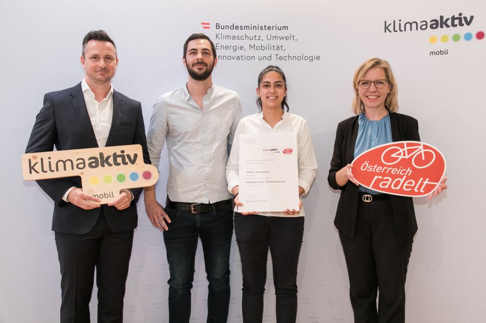 25_20211018_K.jpg Pressefoto mit Gewinnern und Bundesministerin Gewessler bei Preisverleihung