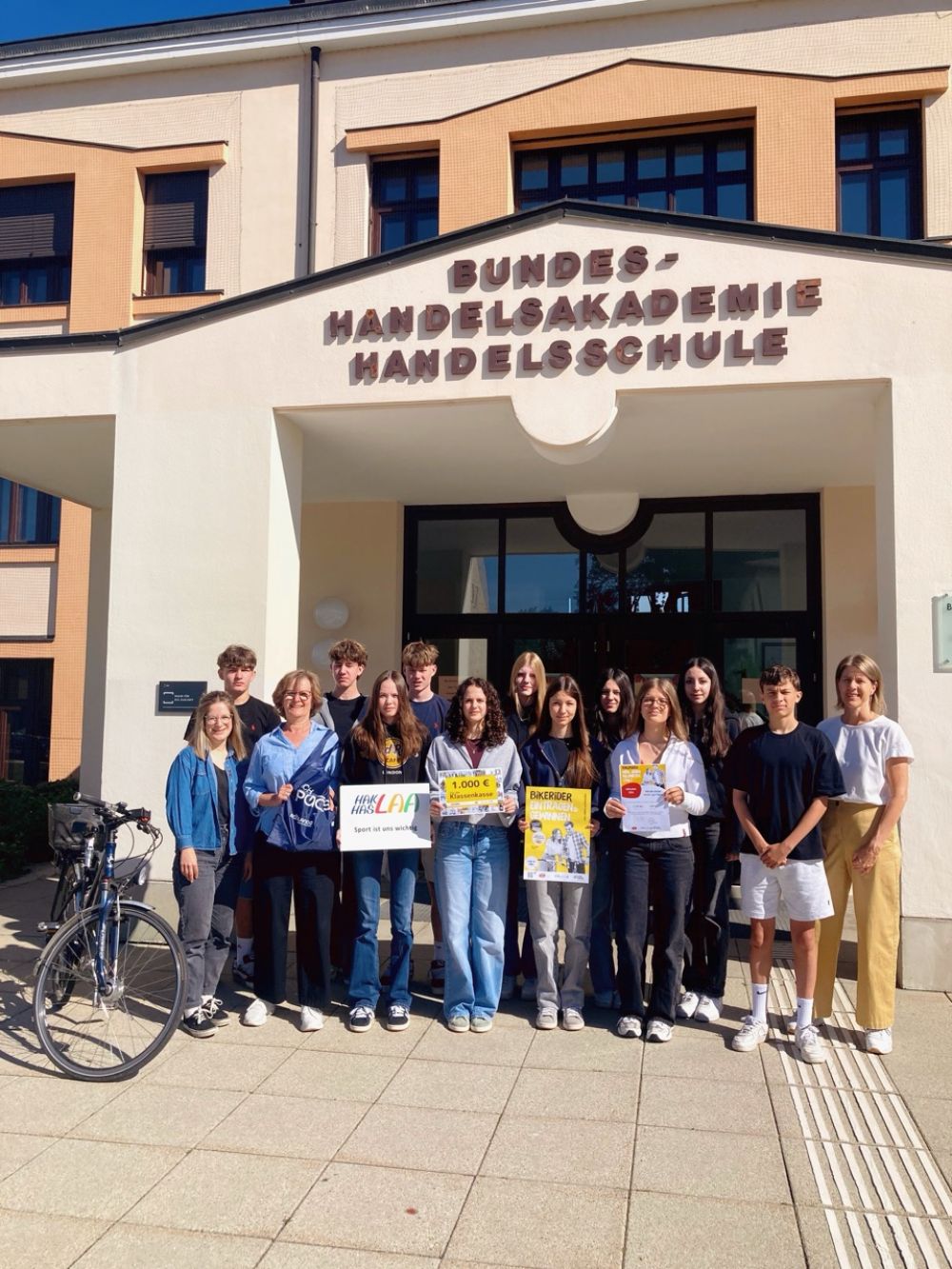 Die 1IBB der BHAK/BHAS Laa an der Thaya gibt beim Radeln 100 % – und holt sich dafür 1.000 €. Am Foto: Viktoria Vanek (Klimabündnis NÖ), Beate Thornton (BikeRider-Koordinatorin), Marlies Krampulz und Heidi Schuckert als Vertreterinnen für die Gewinnerklasse 1IBB und Klassenvorständin Alexandra Kaudela