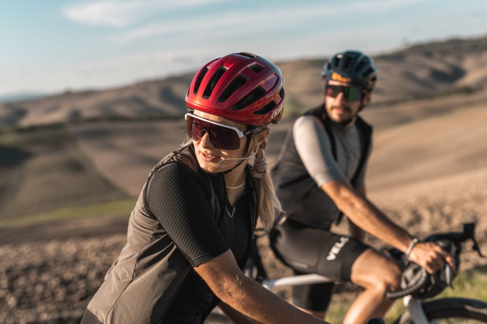 rueckblick-c-abus-18.jpg 2 Fahradfahrer:innen schauen nach hinten
